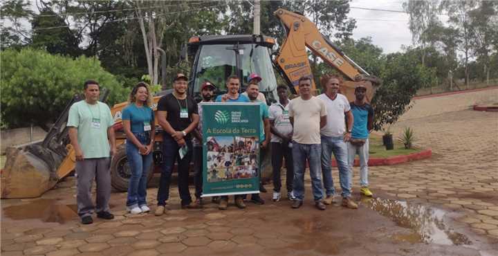 Ao final do curso, os dez participantes (nove homens e uma mulher) receberam os certificados de conclusão.